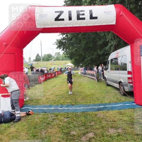 21.06.2025 - 27. Vierlanden-Triathlon MichiJ http://msf.ph/oto/8047136 15.06.2026 14:10:16 Ziel 219 meine-sportfotos.de