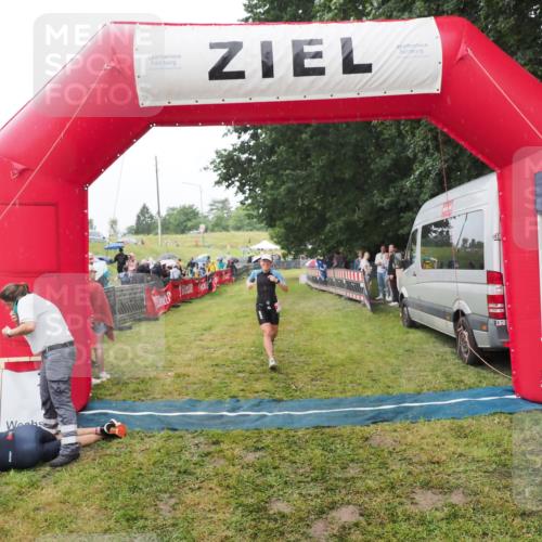 21.06.2025 - 27. Vierlanden-Triathlon MichiJ http://msf.ph/oto/8047138 15.06.2026 14:10:16 Ziel 219 meine-sportfotos.de
