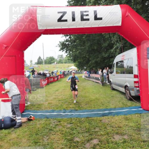 21.06.2025 - 27. Vierlanden-Triathlon MichiJ http://msf.ph/oto/8047140 15.06.2026 14:10:16 Ziel 219 meine-sportfotos.de