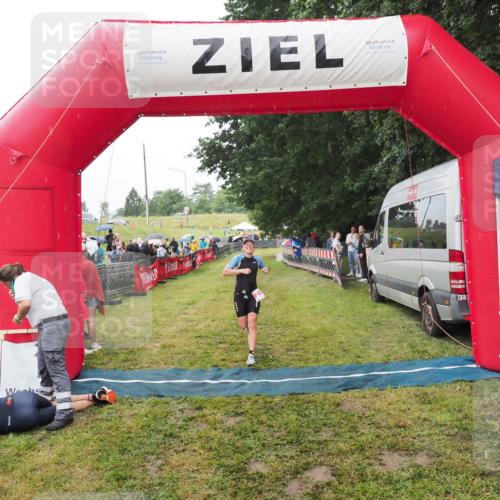 21.06.2025 - 27. Vierlanden-Triathlon MichiJ http://msf.ph/oto/8047145 15.06.2026 14:10:17 Ziel 219 meine-sportfotos.de