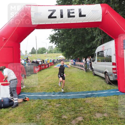 21.06.2025 - 27. Vierlanden-Triathlon MichiJ http://msf.ph/oto/8047147 15.06.2026 14:10:17 Ziel 219 meine-sportfotos.de