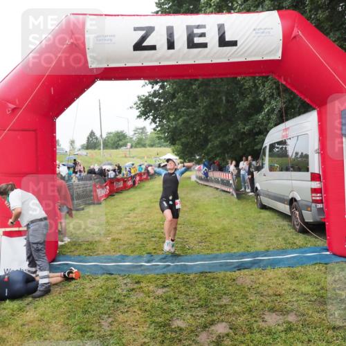 21.06.2025 - 27. Vierlanden-Triathlon MichiJ http://msf.ph/oto/8047149 15.06.2026 14:10:17 Ziel 219 meine-sportfotos.de