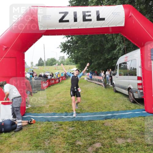 21.06.2025 - 27. Vierlanden-Triathlon MichiJ http://msf.ph/oto/8047151 15.06.2026 14:10:17 Ziel 219 meine-sportfotos.de