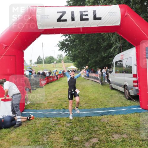 21.06.2025 - 27. Vierlanden-Triathlon MichiJ http://msf.ph/oto/8047153 15.06.2026 14:10:17 Ziel 219 meine-sportfotos.de