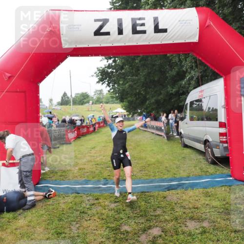21.06.2025 - 27. Vierlanden-Triathlon MichiJ http://msf.ph/oto/8047155 15.06.2026 14:10:17 Ziel 219 meine-sportfotos.de