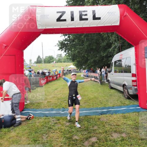 21.06.2025 - 27. Vierlanden-Triathlon MichiJ http://msf.ph/oto/8047157 15.06.2026 14:10:17 Ziel 219 meine-sportfotos.de