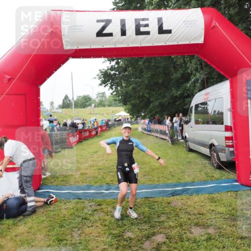21.06.2025 - 27. Vierlanden-Triathlon MichiJ http://msf.ph/oto/8047159 15.06.2026 14:10:18 Ziel 219 meine-sportfotos.de