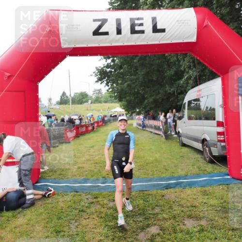 21.06.2025 - 27. Vierlanden-Triathlon MichiJ http://msf.ph/oto/8047161 15.06.2026 14:10:18 Ziel 219 meine-sportfotos.de