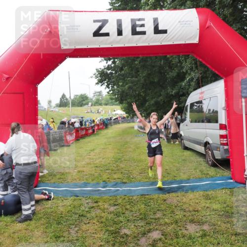 21.06.2025 - 27. Vierlanden-Triathlon MichiJ http://msf.ph/oto/8047183 15.06.2026 14:10:31 Ziel 1174 meine-sportfotos.de