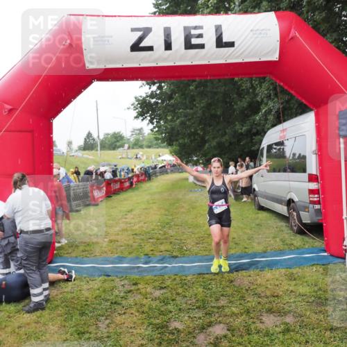 21.06.2025 - 27. Vierlanden-Triathlon MichiJ http://msf.ph/oto/8047187 15.06.2026 14:10:31 Ziel 1174 meine-sportfotos.de