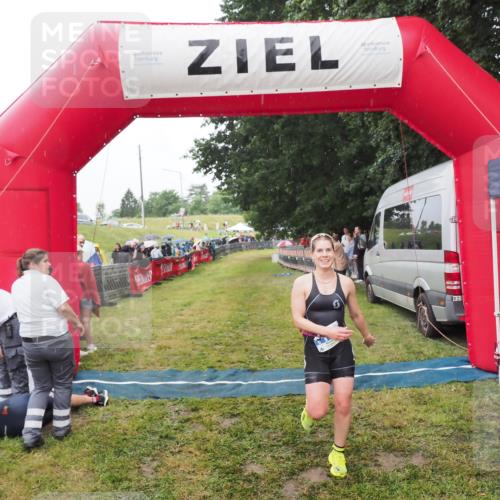 21.06.2025 - 27. Vierlanden-Triathlon MichiJ http://msf.ph/oto/8047199 15.06.2026 14:10:32 Ziel 1174 meine-sportfotos.de