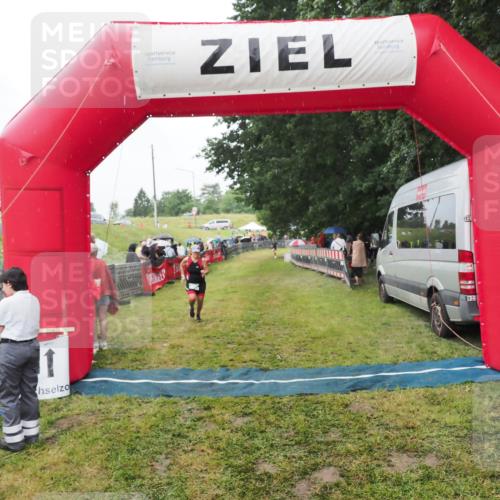 21.06.2025 - 27. Vierlanden-Triathlon MichiJ http://msf.ph/oto/8047201 15.06.2026 14:10:48 Ziel 903 meine-sportfotos.de