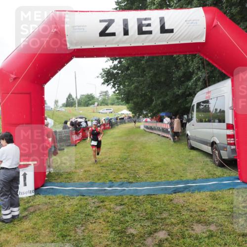21.06.2025 - 27. Vierlanden-Triathlon MichiJ http://msf.ph/oto/8047206 15.06.2026 14:10:48 Ziel 903 meine-sportfotos.de