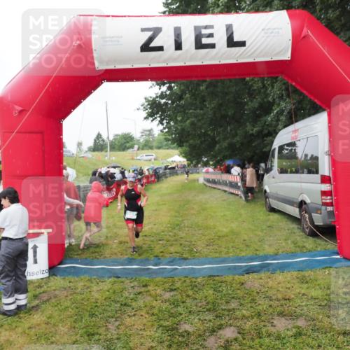 21.06.2025 - 27. Vierlanden-Triathlon MichiJ http://msf.ph/oto/8047218 15.06.2026 14:10:49 Ziel 903 meine-sportfotos.de