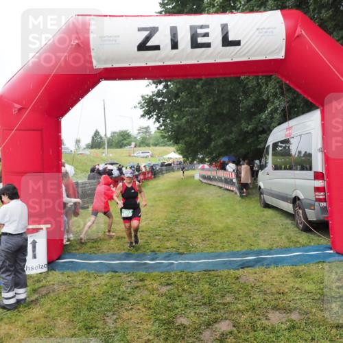 21.06.2025 - 27. Vierlanden-Triathlon MichiJ http://msf.ph/oto/8047220 15.06.2026 14:10:49 Ziel 903 meine-sportfotos.de