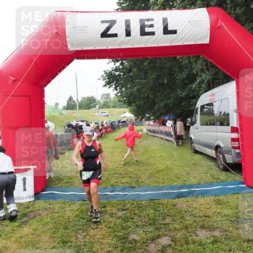 21.06.2025 - 27. Vierlanden-Triathlon MichiJ http://msf.ph/oto/8047235 15.06.2026 14:10:50 Ziel 903 meine-sportfotos.de