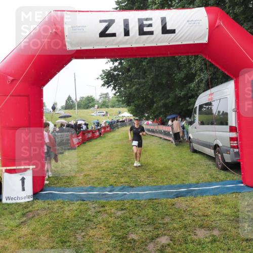 21.06.2025 - 27. Vierlanden-Triathlon MichiJ http://msf.ph/oto/8047237 15.06.2026 14:10:58 Ziel 1165 meine-sportfotos.de