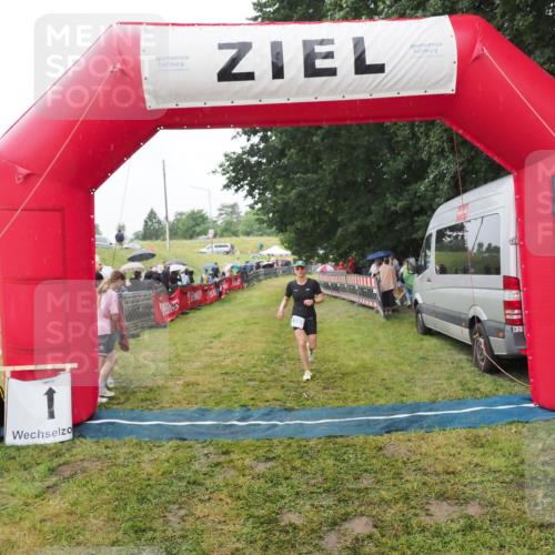 21.06.2025 - 27. Vierlanden-Triathlon MichiJ http://msf.ph/oto/8047241 15.06.2026 14:10:58 Ziel 1165 meine-sportfotos.de