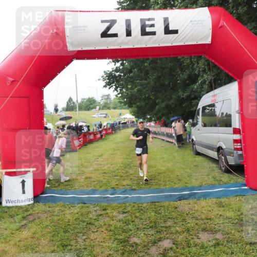 21.06.2025 - 27. Vierlanden-Triathlon MichiJ http://msf.ph/oto/8047245 15.06.2026 14:10:58 Ziel 1165 meine-sportfotos.de