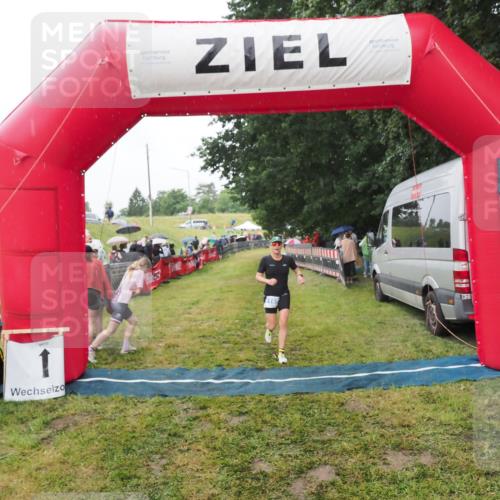21.06.2025 - 27. Vierlanden-Triathlon MichiJ http://msf.ph/oto/8047247 15.06.2026 14:10:58 Ziel 1165 meine-sportfotos.de