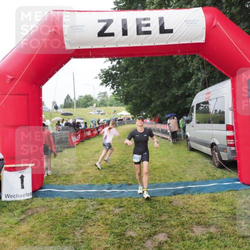 21.06.2025 - 27. Vierlanden-Triathlon MichiJ http://msf.ph/oto/8047258 15.06.2026 14:10:59 Ziel 1165 meine-sportfotos.de