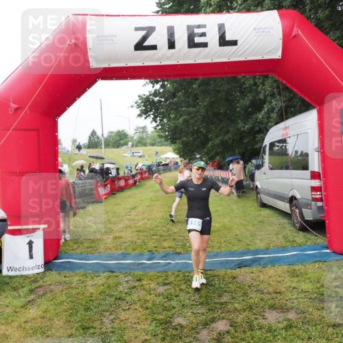 21.06.2025 - 27. Vierlanden-Triathlon MichiJ http://msf.ph/oto/8047264 15.06.2026 14:10:59 Ziel 1165 meine-sportfotos.de