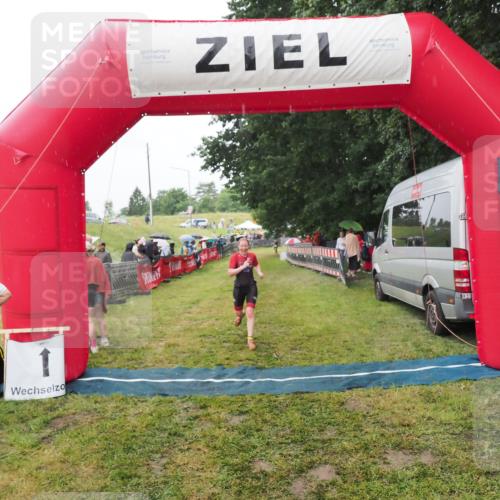 21.06.2025 - 27. Vierlanden-Triathlon MichiJ http://msf.ph/oto/8047274 15.06.2026 14:11:10 Ziel 1178 meine-sportfotos.de
