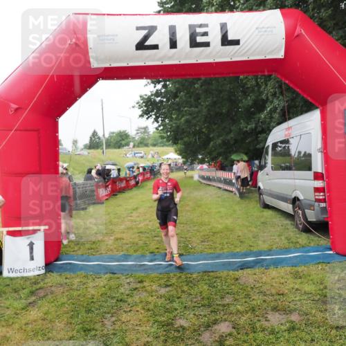 21.06.2025 - 27. Vierlanden-Triathlon MichiJ http://msf.ph/oto/8047284 15.06.2026 14:11:10 Ziel 1178 meine-sportfotos.de