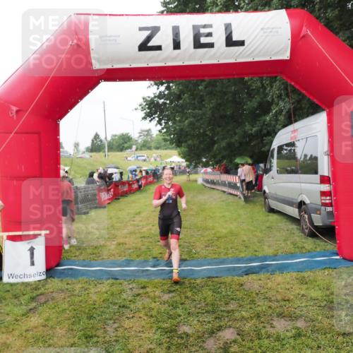 21.06.2025 - 27. Vierlanden-Triathlon MichiJ http://msf.ph/oto/8047286 15.06.2026 14:11:10 Ziel 1178 meine-sportfotos.de
