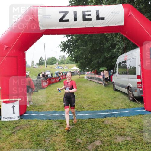 21.06.2025 - 27. Vierlanden-Triathlon MichiJ http://msf.ph/oto/8047293 15.06.2026 14:11:11 Ziel 1178 meine-sportfotos.de