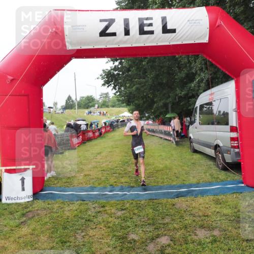 21.06.2025 - 27. Vierlanden-Triathlon MichiJ http://msf.ph/oto/8047300 15.06.2026 14:11:19 Ziel 1268 meine-sportfotos.de