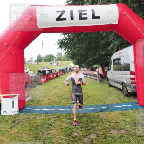 21.06.2025 - 27. Vierlanden-Triathlon MichiJ http://msf.ph/oto/8047309 15.06.2026 14:11:19 Ziel 1268 meine-sportfotos.de