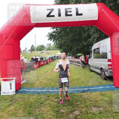 21.06.2025 - 27. Vierlanden-Triathlon MichiJ http://msf.ph/oto/8047311 15.06.2026 14:11:20 Ziel 1268 meine-sportfotos.de