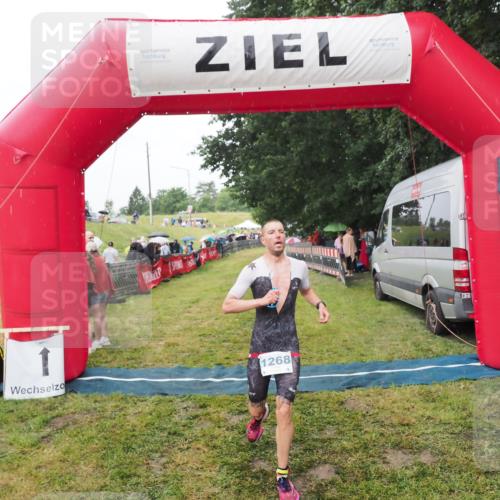 21.06.2025 - 27. Vierlanden-Triathlon MichiJ http://msf.ph/oto/8047315 15.06.2026 14:11:20 Ziel 1268 meine-sportfotos.de
