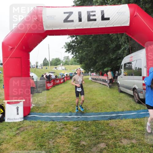 21.06.2025 - 27. Vierlanden-Triathlon MichiJ http://msf.ph/oto/8047322 15.06.2026 14:12:13 Ziel 1121 meine-sportfotos.de