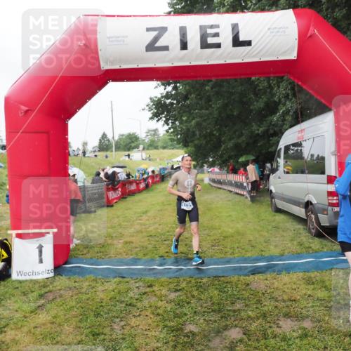 21.06.2025 - 27. Vierlanden-Triathlon MichiJ http://msf.ph/oto/8047324 15.06.2026 14:12:13 Ziel 1121 meine-sportfotos.de