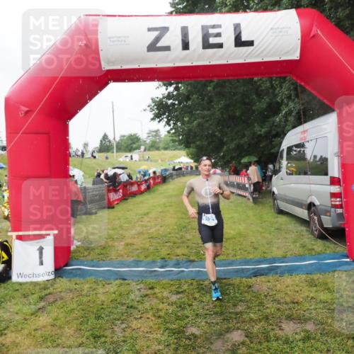 21.06.2025 - 27. Vierlanden-Triathlon MichiJ http://msf.ph/oto/8047332 15.06.2026 14:12:14 Ziel 1121 meine-sportfotos.de