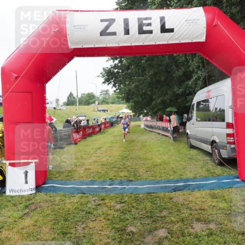21.06.2025 - 27. Vierlanden-Triathlon MichiJ http://msf.ph/oto/8047337 15.06.2026 14:12:33 Ziel 1279 meine-sportfotos.de
