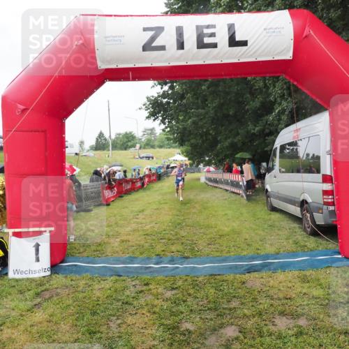 21.06.2025 - 27. Vierlanden-Triathlon MichiJ http://msf.ph/oto/8047339 15.06.2026 14:12:33 Ziel 1279 meine-sportfotos.de