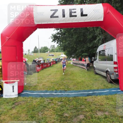 21.06.2025 - 27. Vierlanden-Triathlon MichiJ http://msf.ph/oto/8047341 15.06.2026 14:12:34 Ziel 1279 meine-sportfotos.de