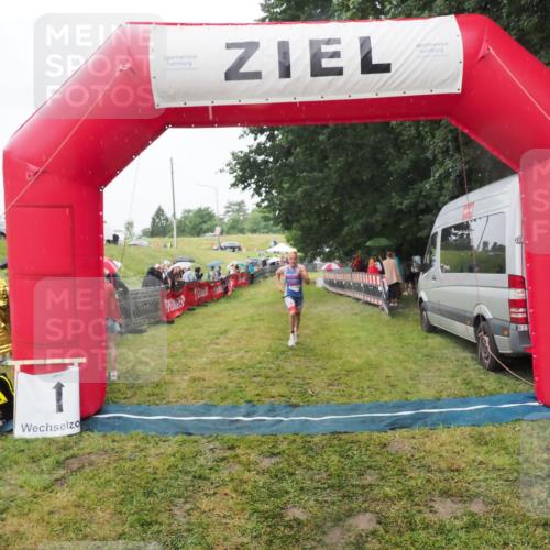 21.06.2025 - 27. Vierlanden-Triathlon MichiJ http://msf.ph/oto/8047343 15.06.2026 14:12:34 Ziel 1279 meine-sportfotos.de