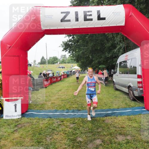 21.06.2025 - 27. Vierlanden-Triathlon MichiJ http://msf.ph/oto/8047356 15.06.2026 14:12:35 Ziel 19, 1279 meine-sportfotos.de
