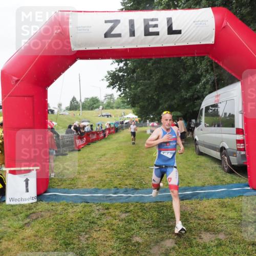 21.06.2025 - 27. Vierlanden-Triathlon MichiJ http://msf.ph/oto/8047358 15.06.2026 14:12:36 Ziel 19, 1279 meine-sportfotos.de