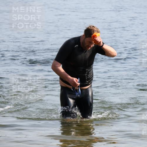 15.06.2025 - 27. Vierlanden-Triathlon Lena Gebhardt http://msf.ph/oto/8047363 15.06.2025 08:47:48 Schwimmen 34, 193 meine-sportfotos.de
