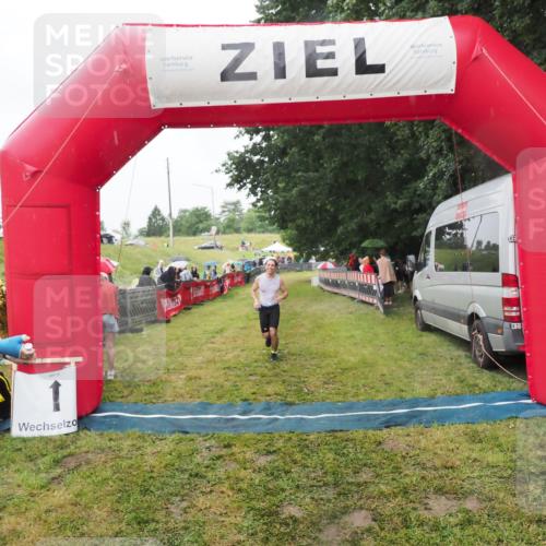 21.06.2025 - 27. Vierlanden-Triathlon MichiJ http://msf.ph/oto/8047366 15.06.2026 14:12:38 Ziel 19, 1279 meine-sportfotos.de