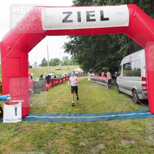 21.06.2025 - 27. Vierlanden-Triathlon MichiJ http://msf.ph/oto/8047371 15.06.2026 14:12:39 Ziel 19, 1279 meine-sportfotos.de