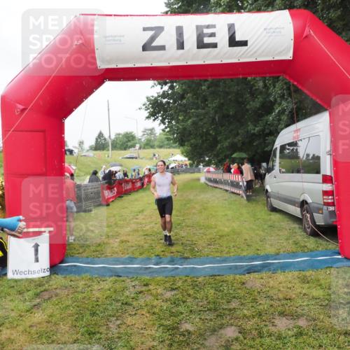 21.06.2025 - 27. Vierlanden-Triathlon MichiJ http://msf.ph/oto/8047375 15.06.2026 14:12:39 Ziel 19, 1279 meine-sportfotos.de