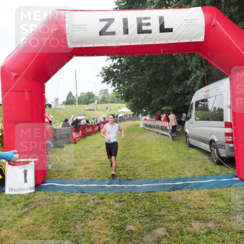 21.06.2025 - 27. Vierlanden-Triathlon MichiJ http://msf.ph/oto/8047377 15.06.2026 14:12:39 Ziel 19, 1279 meine-sportfotos.de