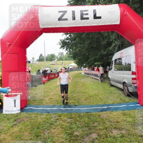 21.06.2025 - 27. Vierlanden-Triathlon MichiJ http://msf.ph/oto/8047380 15.06.2026 14:12:39 Ziel 19, 1279 meine-sportfotos.de
