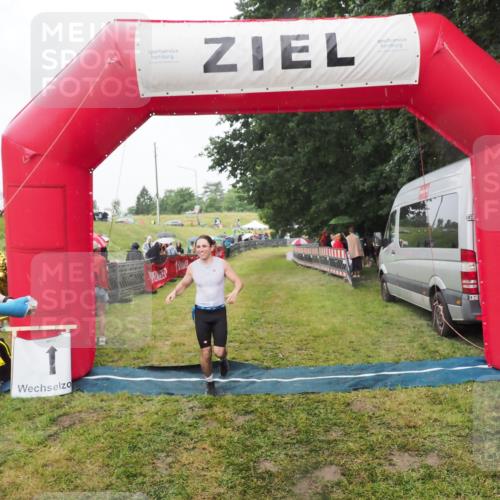 21.06.2025 - 27. Vierlanden-Triathlon MichiJ http://msf.ph/oto/8047382 15.06.2026 14:12:39 Ziel 19, 1279 meine-sportfotos.de